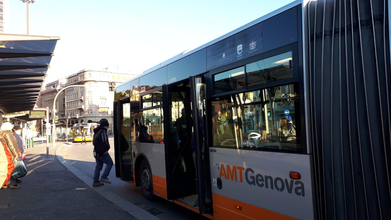 Coronavirus, al via il servizio 'speciale' di Amt: cambiano orari di bus e metropolitana 