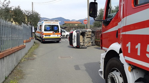 Scontro tra due auto, un mezzo si ribalta: donna estratta dai vigili del fuoco