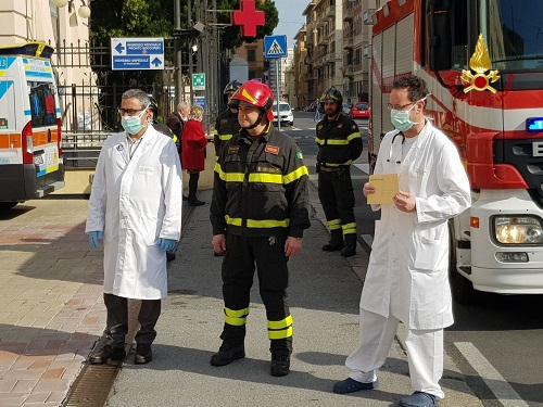Coronavirus, i vigili del fuoco all'ospedale Villa Scassi: una lettera per ringraziare il personale sanitario