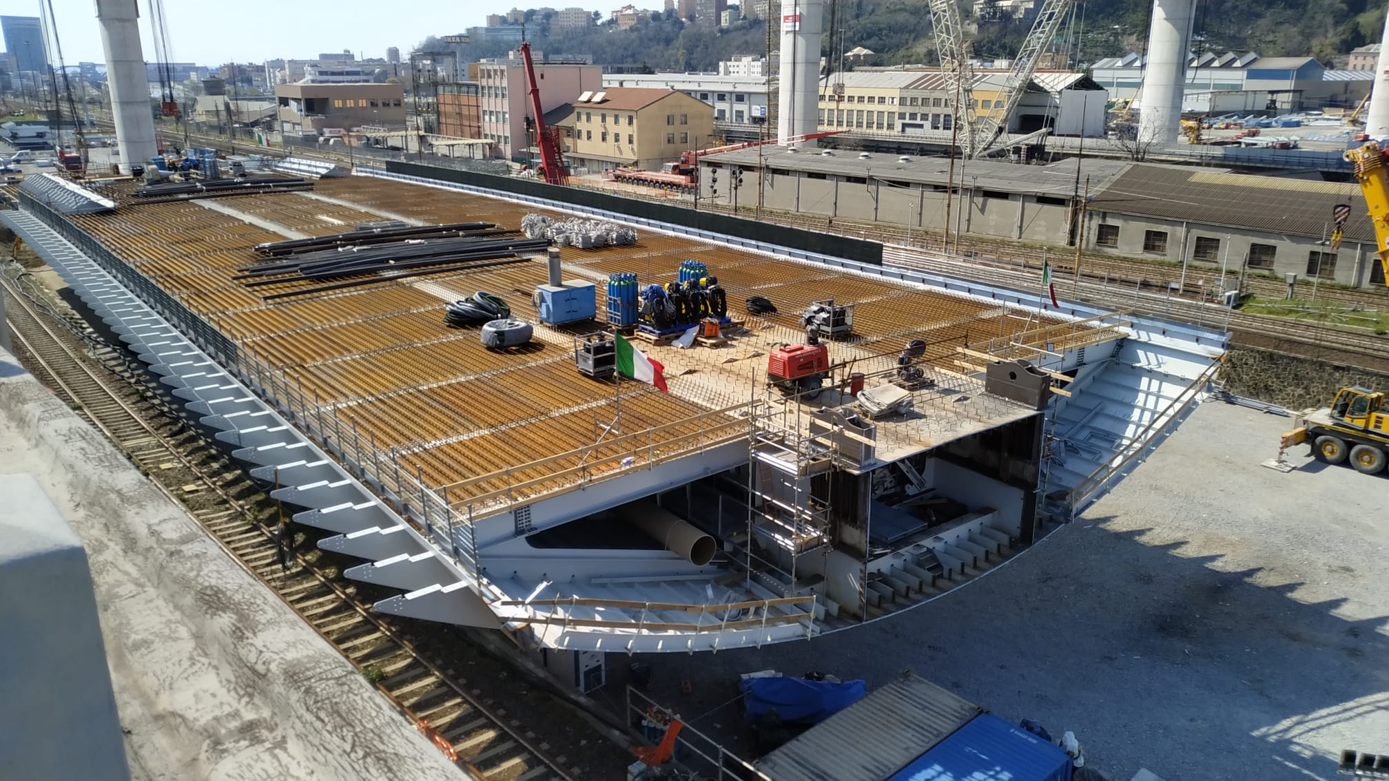 Ponte per Genova, in corso l'operazione per spostamento della campata sulla ferrovia