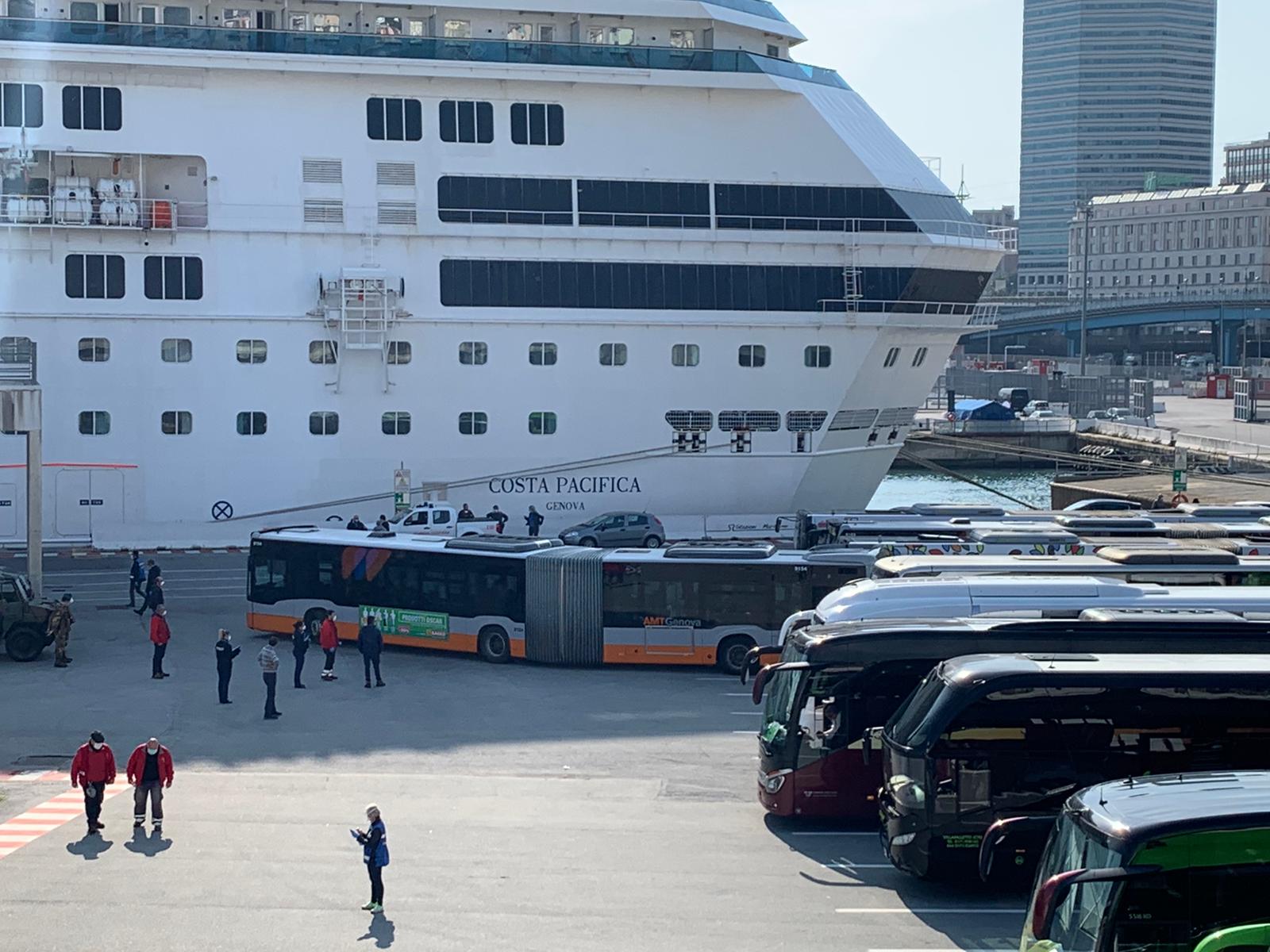 Nave Pacifica nel porto di Civitavecchia per completare gli sbarchi