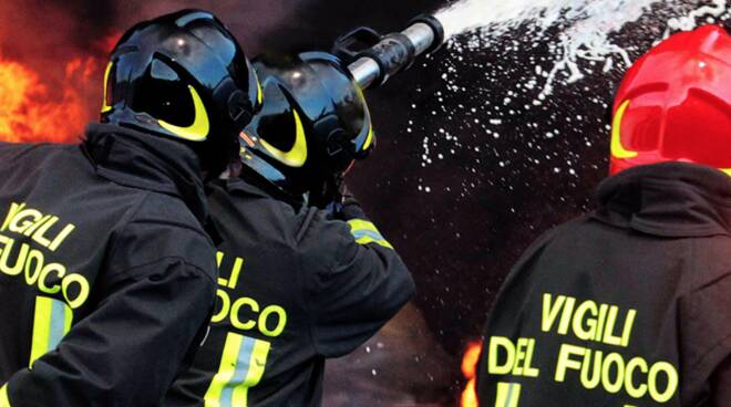Notte di lavoro per i vigili del fuoco, incendio tetto abitazione ad Albenga