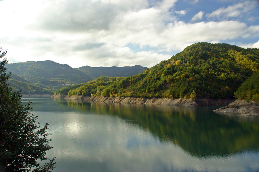Coppia fa una gita al lago del Brugneto, lei si sente male: soccorsa e denunciata