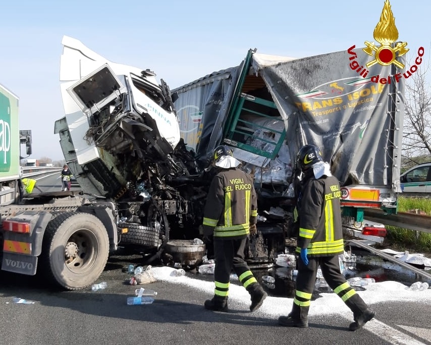 Incidente in A12, schianto tra mezzi pesanti: due tir distrutti