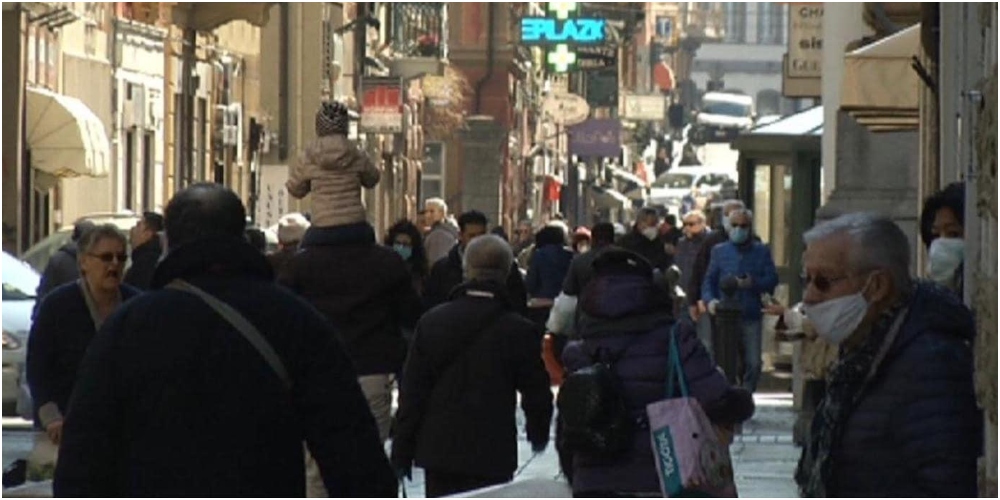 Coronavirus, riscoppia il caso via Sestri piena di gente. Toti: 