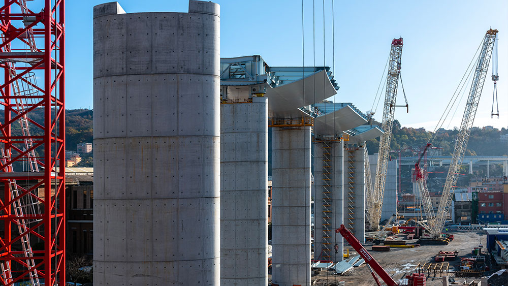 Coronavirus, medico e stanza di isolamento nel cantiere del nuovo ponte per Genova