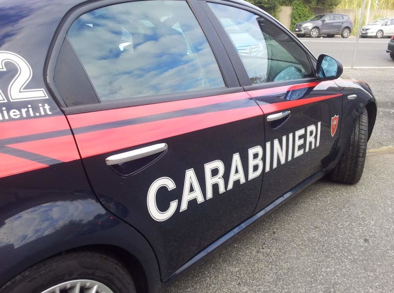 Anziano molesta moglie e figlia nonostante il divieto di avvicinamento: arrestato 