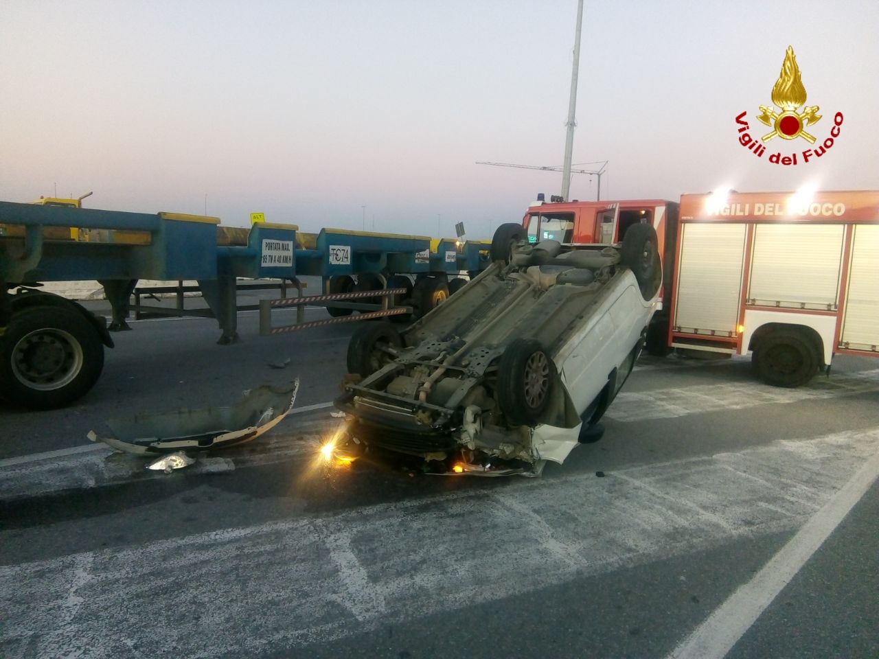 Incidente dentro il porto di Genova, si cappotta con l'auto: un ferito