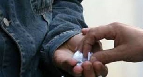 Coronavirus, anche i pusher indossano la mascherina: arrestato uno spacciatore 
