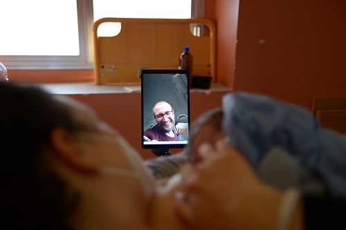 Coronavirus, al San Martino di Genova il primo parto in diretta tablet 