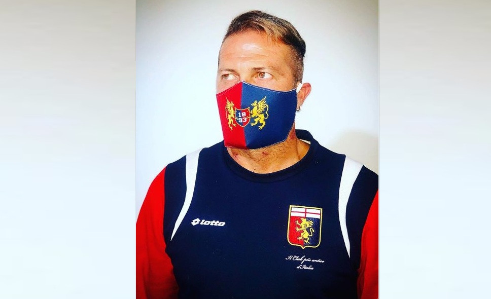 Coronavirus, l'ex Genoa Carparelli sfoggia la sua mascherina rossoblù