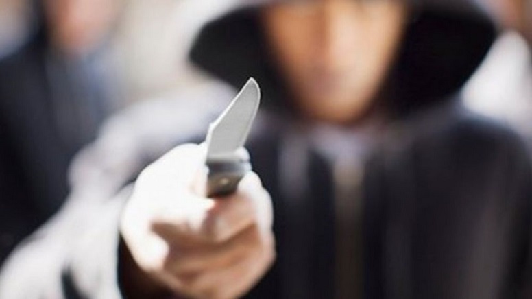 Genova, minaccia con un coltello una donna, lei urla e lo fa scappare