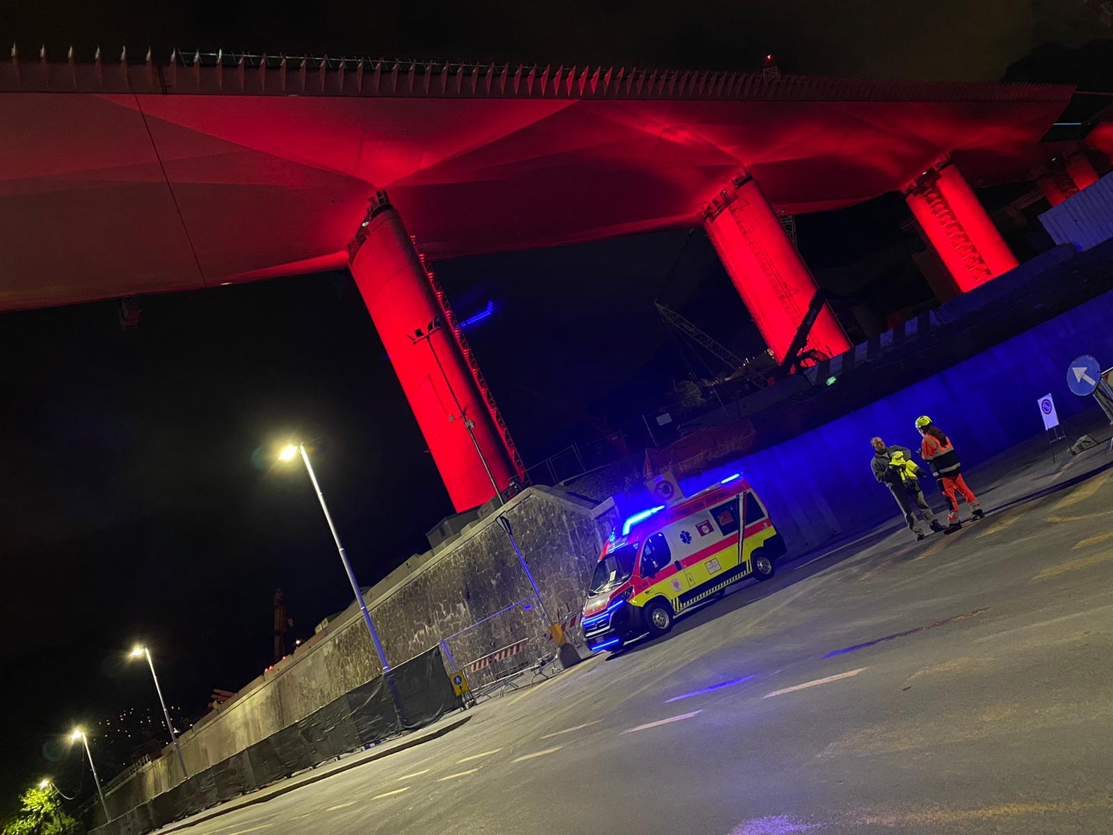 Ponte Genova, gru urta cavo alta tensione: boato, fiammata e calo di tensione
