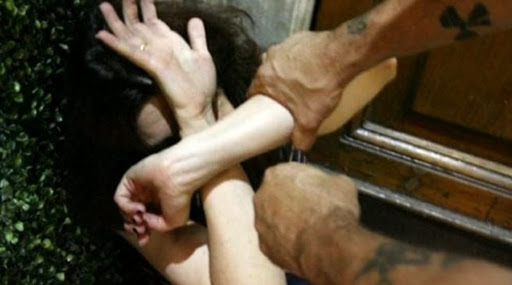 Allontanato da casa torna e picchia moglie e figlia, arrestato 