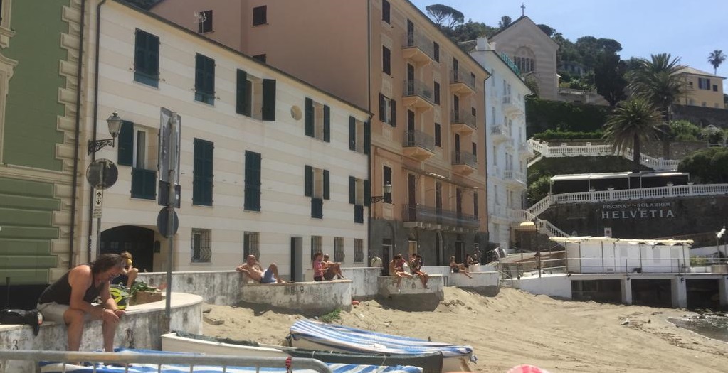 Spiagge libere chiuse a Sestri Levante, tutti alla conquista di muretti vista mare