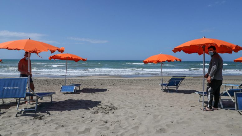 Si finge agente per andare al mare, fermato gli trovano in casa armi da guerra