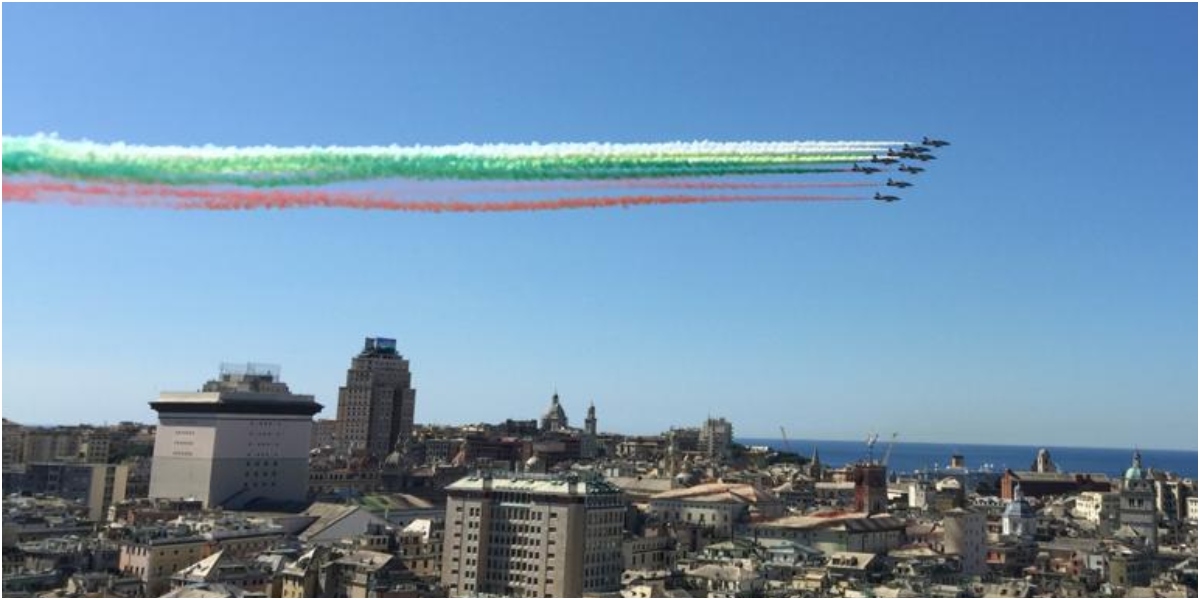 Festa della Repubblica, la bandiera sul cielo di Genova con le Frecce Tricolori