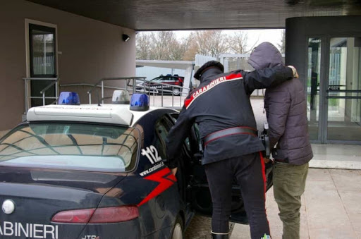 Droga nascosta nei box auto di ignari cittadini, arresti a Genova