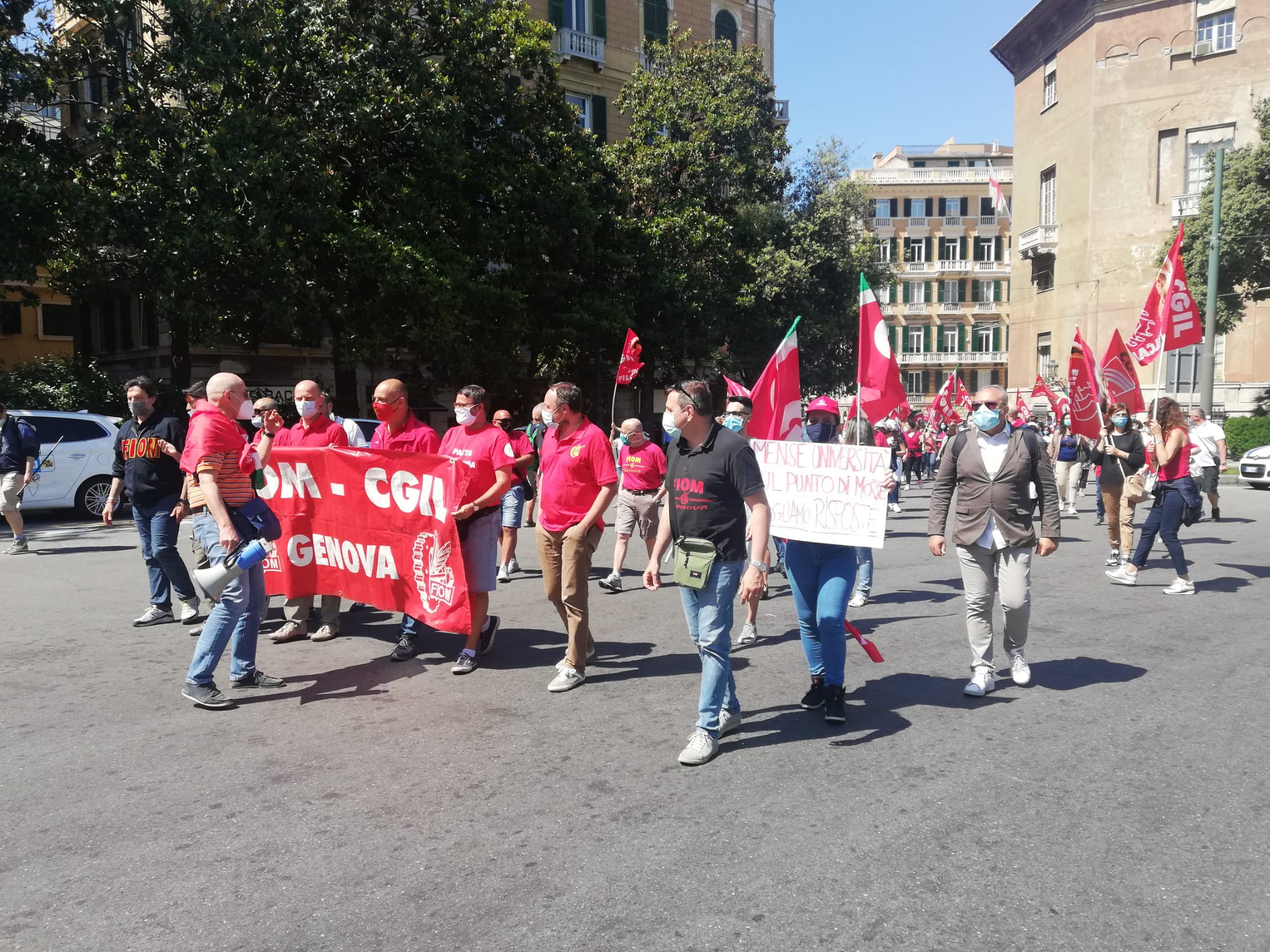 Lavoratori Cgil in piazza a Genova: 