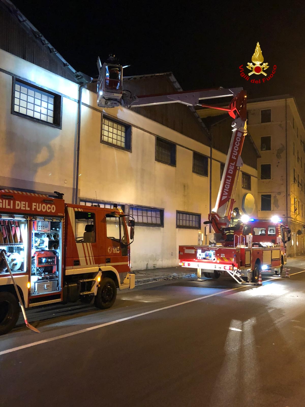 Paura nella notte a Genova, scoperchiato il tetto di un supermercato 
