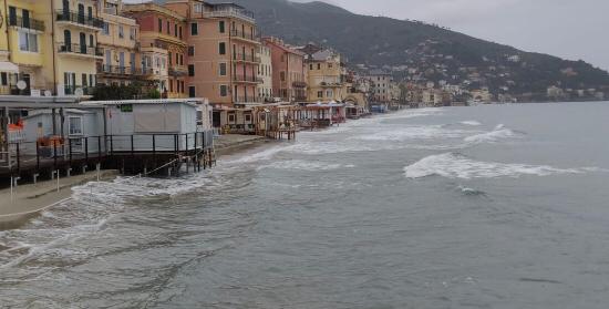 Alassio, mareggiata si mangia la spiaggia dopo la riapertura post lockdown