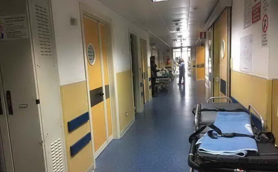 Ubriaco minaccia un medico del pronto soccorso e rompe una porta