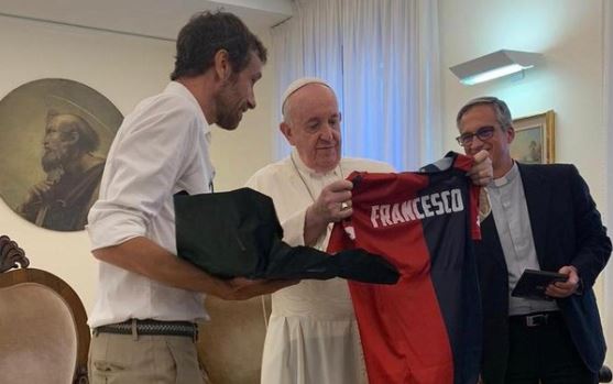 Maglia del Genoa a papa Francesco, a donarla è il regista Ignazio Oliva
