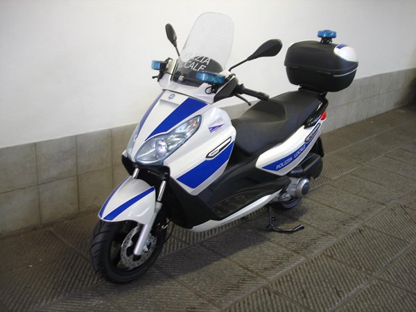 Genova, incendio alla rimessa scooter dei vigili urbani: ipotesi dolosa