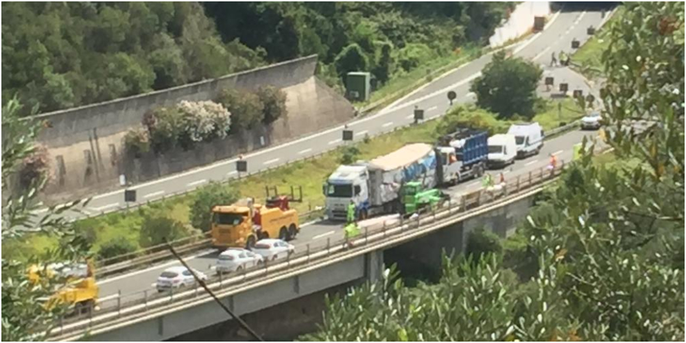 A12, Tir si ribalta tra Deiva Marina e Sestri Levante: traffico bloccato