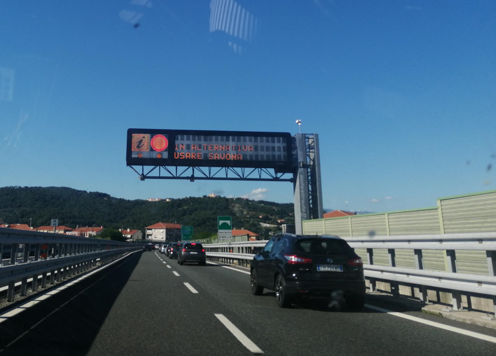 Autostrade liguri tra cantieri e turisti, ancora una domenica di code e disagi per il rientro