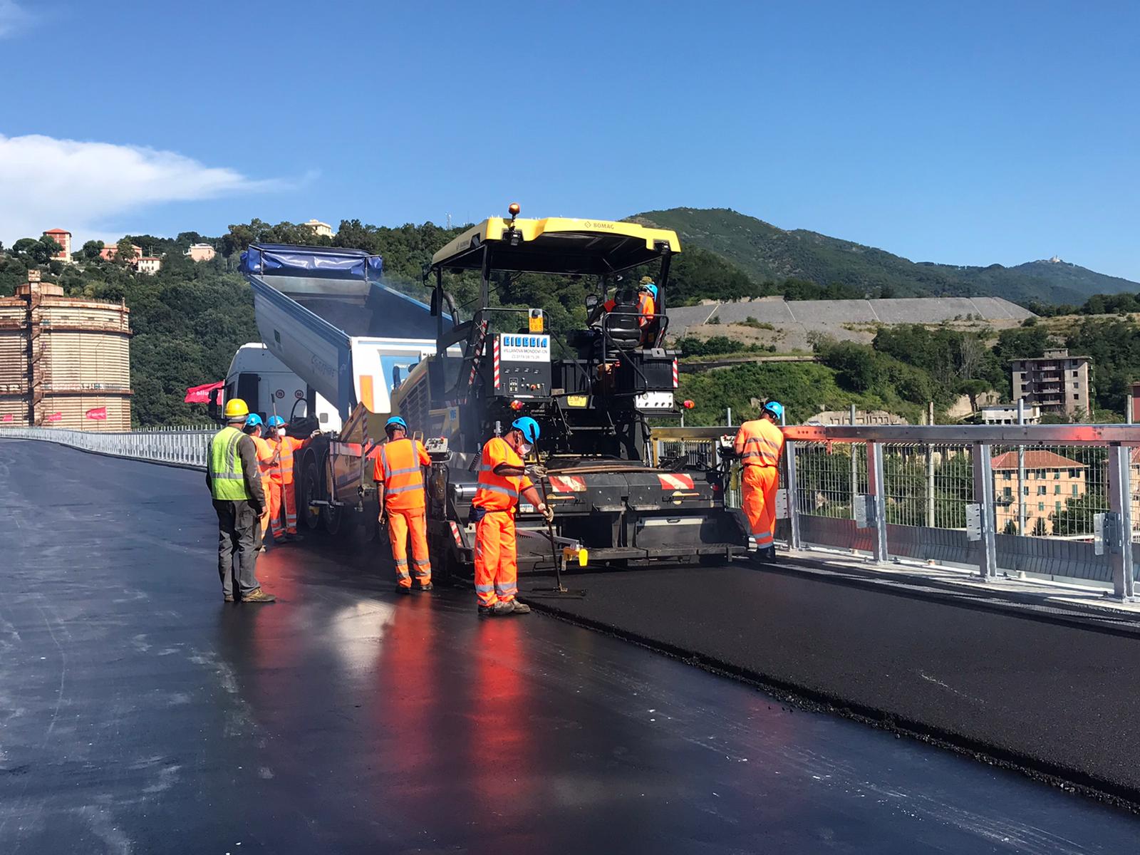 Ponte Genova, a tre settimane dalla consegna la prima asfaltatura