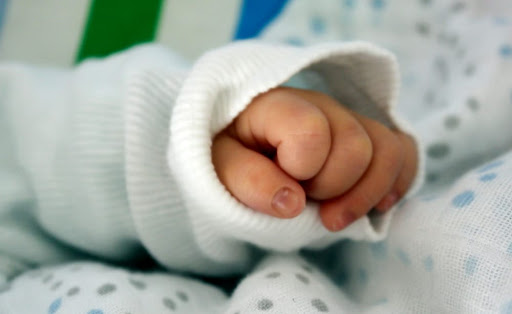 Non può andare in ospedale da sola, chiama il 118 e partorisce in casa 