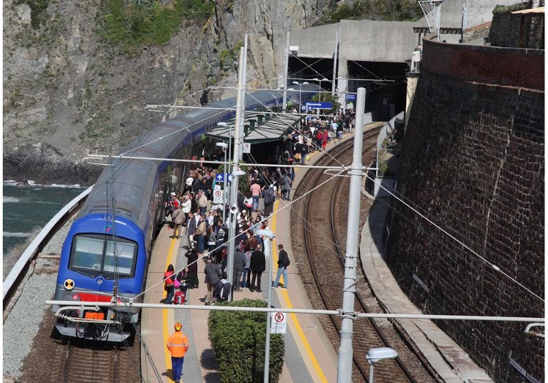 In Liguria i treni del mare stipati, saltano le norme di sicurezza anti Covid