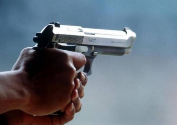 Il vicino parcheggia sotto casa, 'nonno' di 81 anni lo minaccia con la pistola