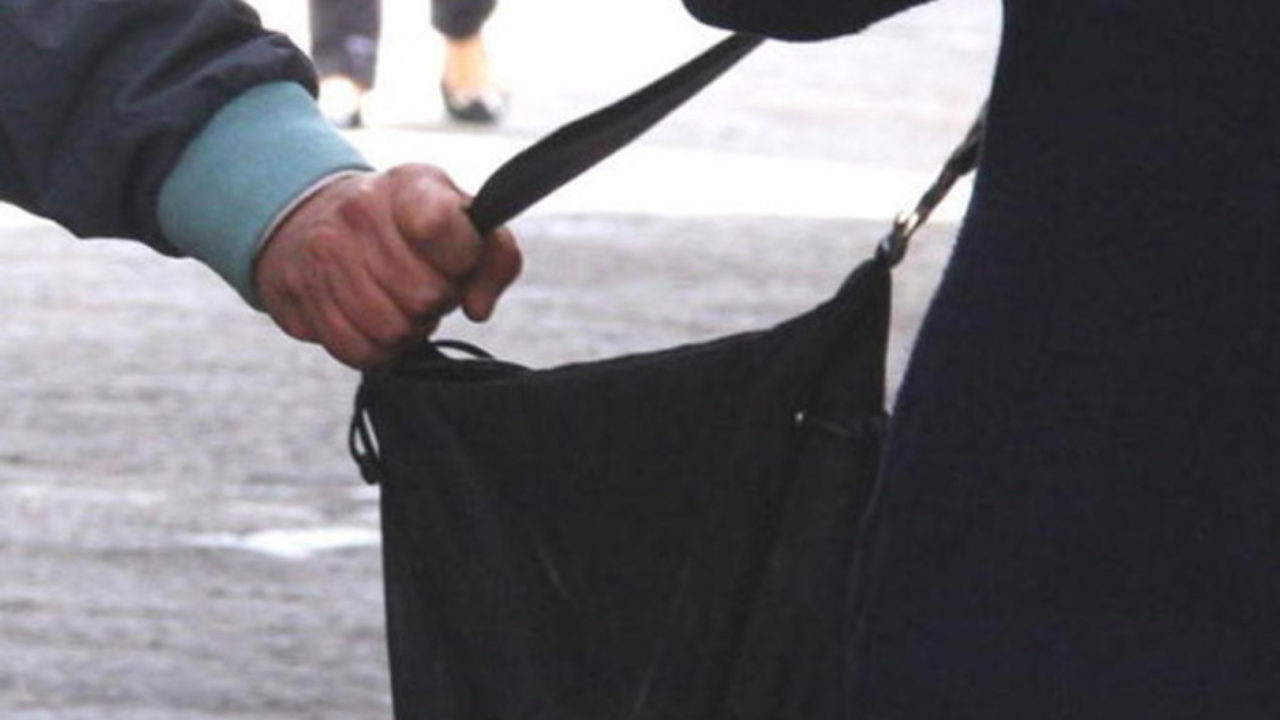 Genova, aveva rapinato una turista mentre tornava in hotel: denunciato 19enne