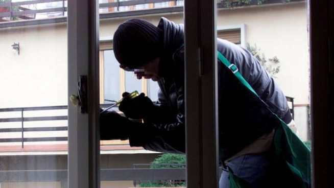 Furti in serie nelle abitazioni, arrestati due ladri: erano aiutati da un'amica