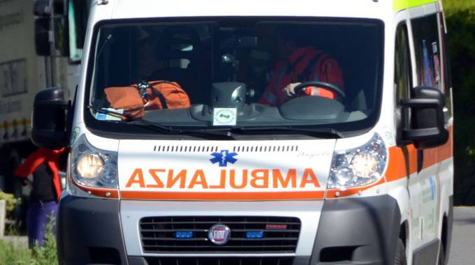 Tragedia sul lavoro, operaio muore schiacciato da un mezzo pesante