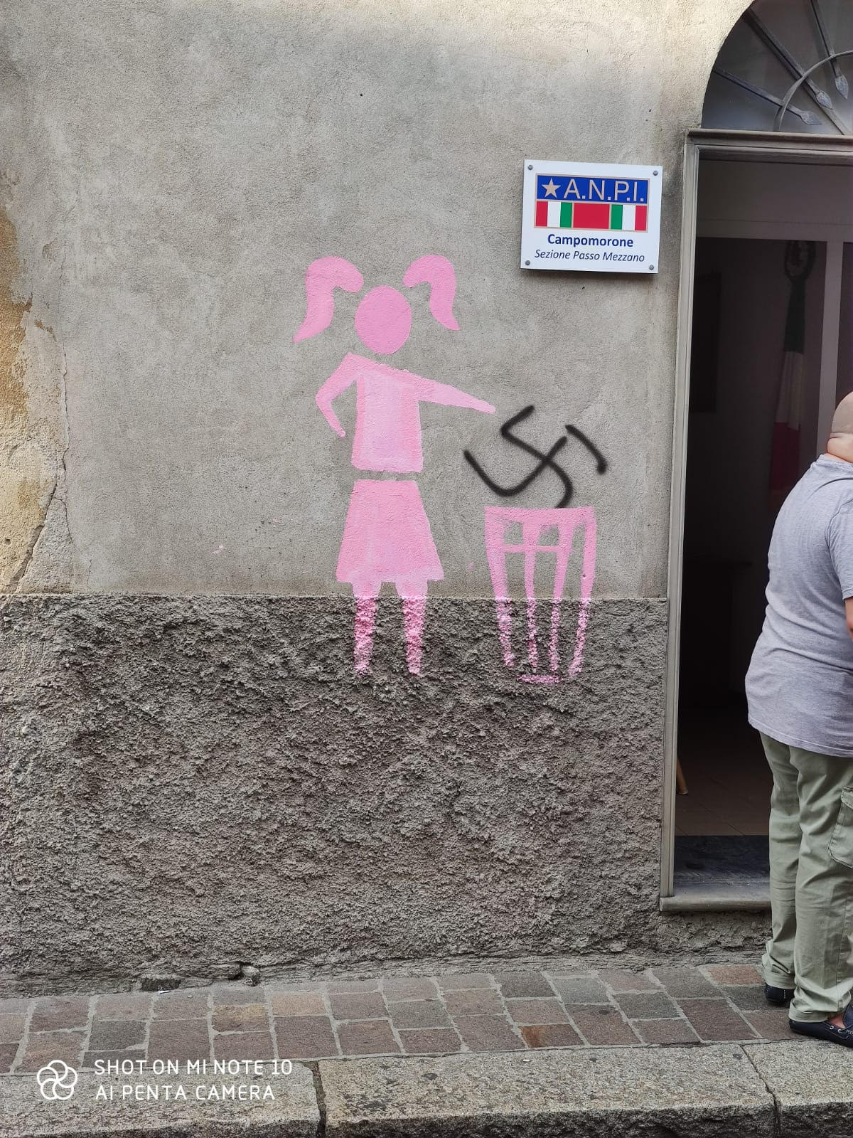 La bambina getta la svastica nel cestino, ecco l'opera dell'Anpi Passo Mezzano