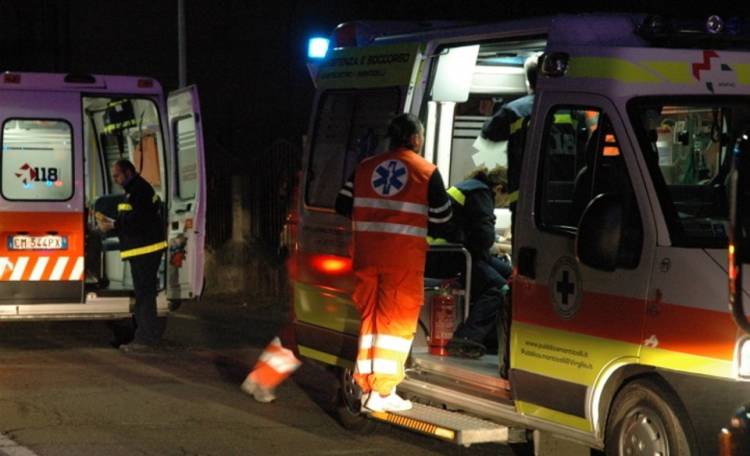 Perde il controllo dell'auto e finisce contro un albero, un ferito all'ospedale