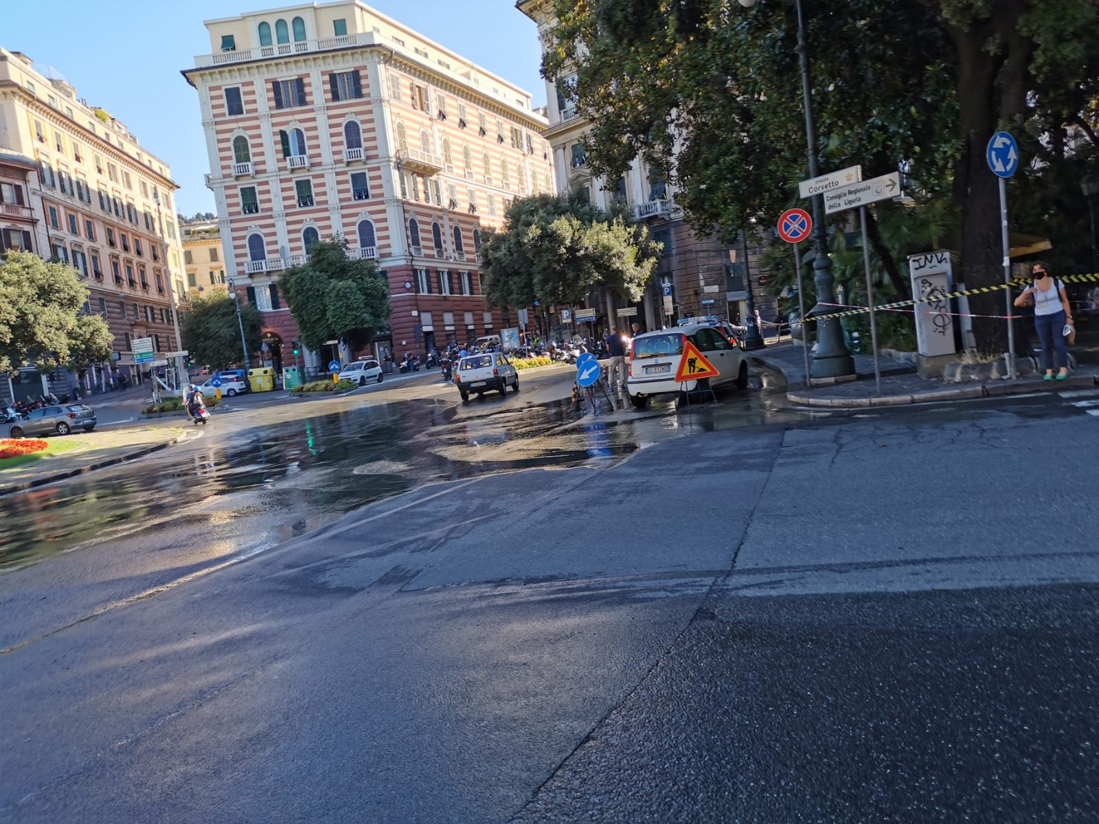 Si rompe condotta fognaria, allagamenti nel centro di Genova
