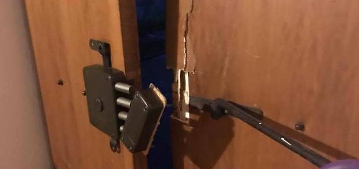 Scassina porte e lucchetti con il cavalletto della bici, arrestato