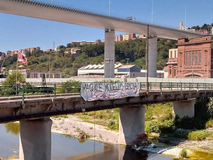 Tragedia ponte Morandi, striscione sotto il viadotto: 