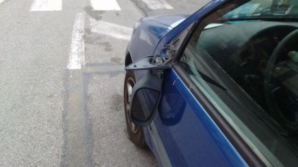 Litiga con la compagna, dà di matto e passa la serata a spaccare gli specchietti delle auto