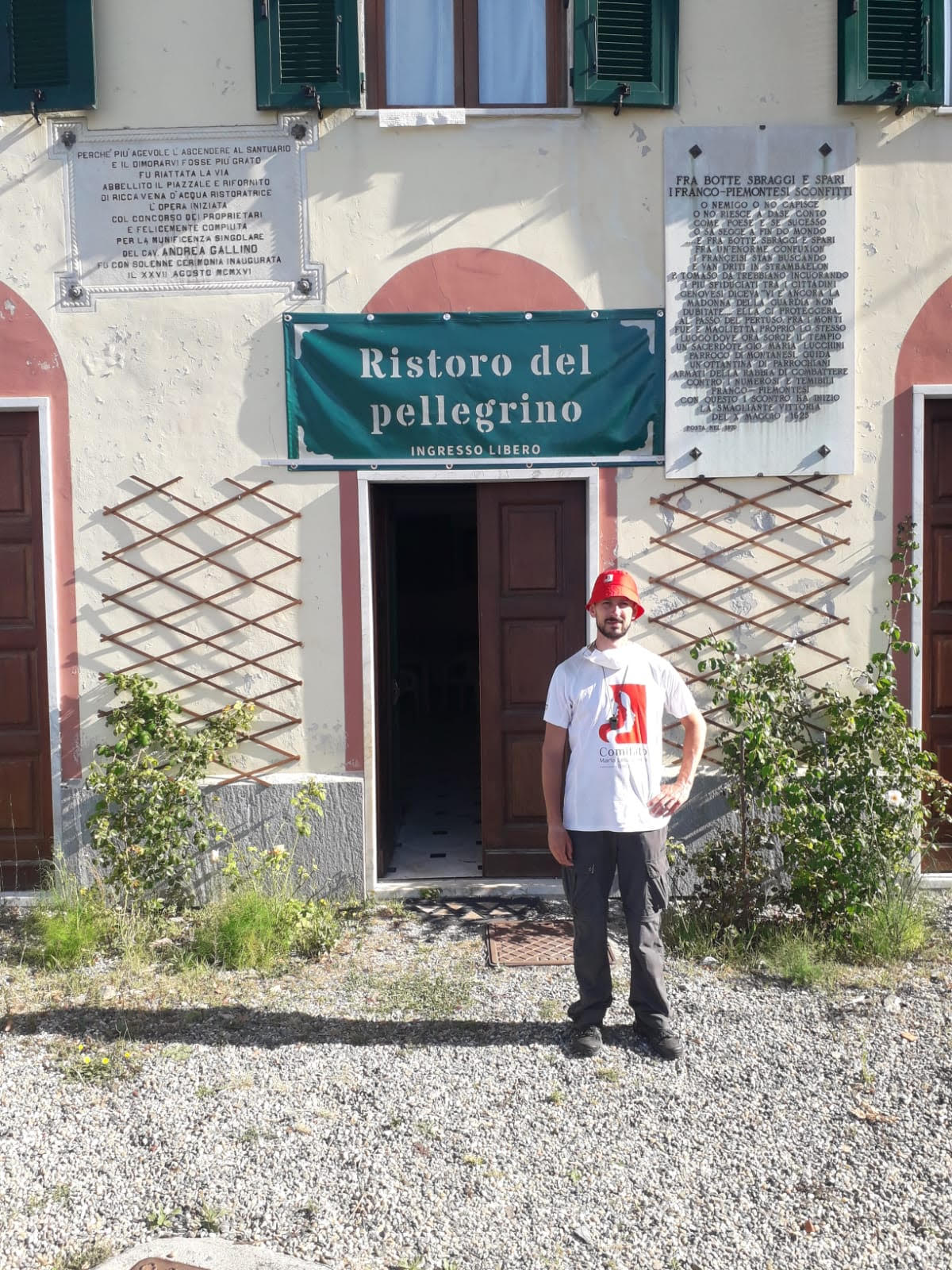 Il pellegrino che cammina sulle strade di Sant'Agostino al Santuario della Vittoria