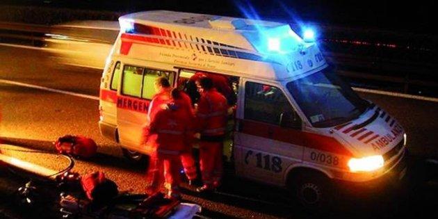 Scontro tra moto nella notte, due feriti all'ospedale