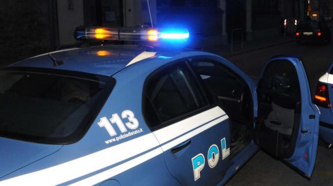 Scardina la finestra per entrare in casa della ex, 57enne arrestato con accusa di stalking