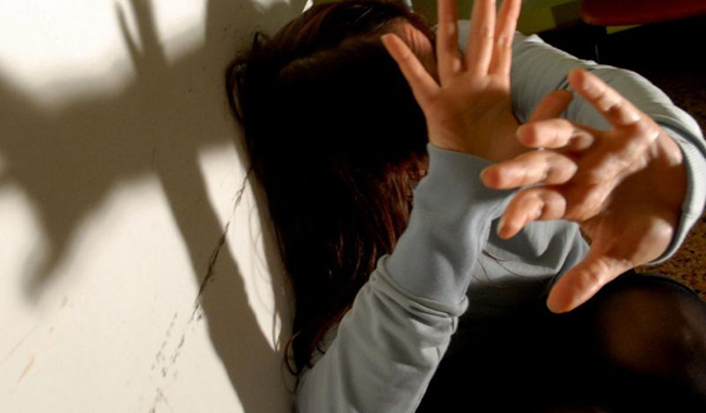 Ferisce la moglie con un coltello, arrestato 30enne