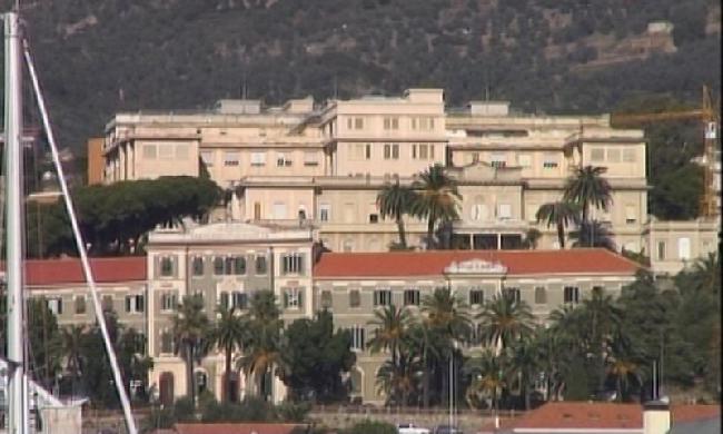 Un 40enne si infligge alcune coltellate fuori dall'ospedale di Imperia