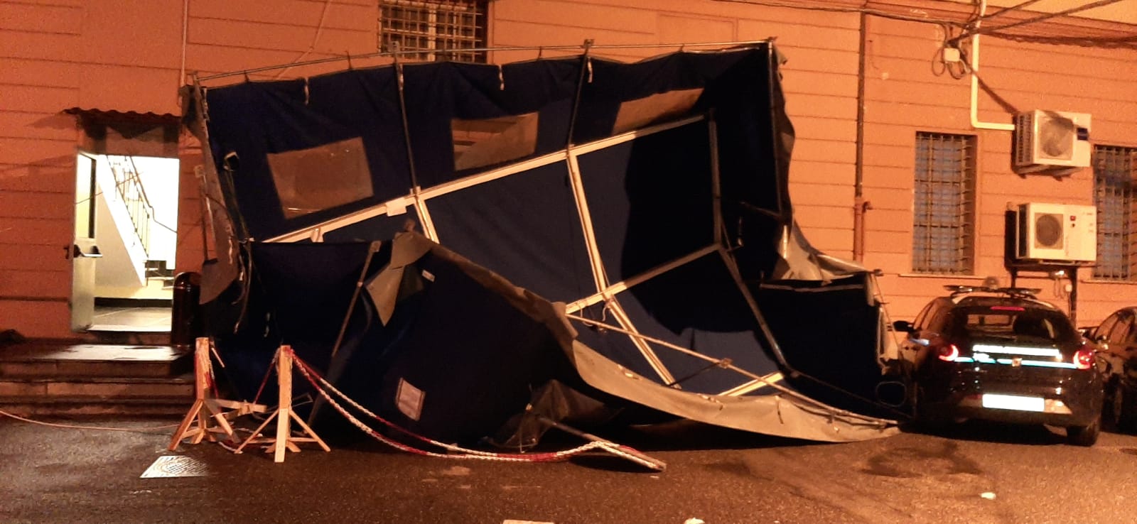 Maltempo a Genova, spazzata via la tenda del triage-covid del carcere di Marassi