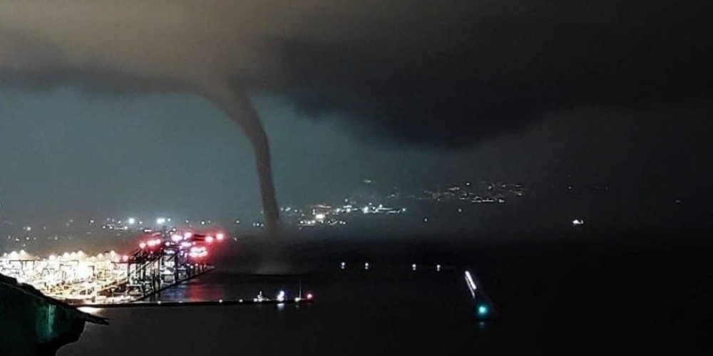 Maltempo in Liguria, pioggia, vento e fulmini a Genova: tromba d'aria a Pra' 
